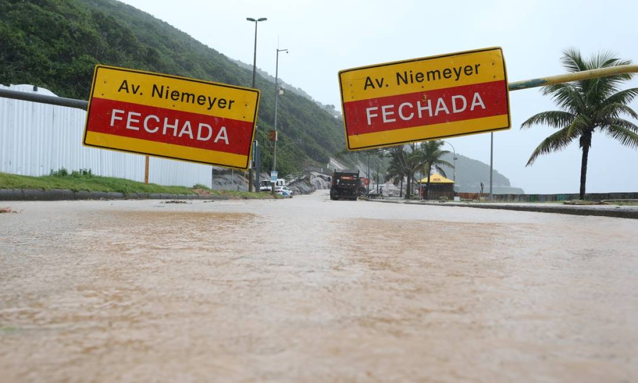 Por causa do deslizamento de terra e queda de mais uma parte da ciclovia devido à chuva de abril a Niemeyer teve que ser interditada Foto: Pedro Teixeira / Agência O Globo