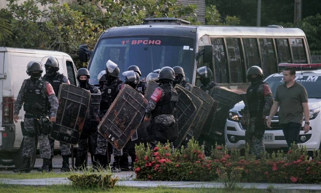 Policiais do Choque se preparam para invadir presídio em Puraquequara, Manaus, onde houve rebelião Foto: SANDRO PEREIRA / AFP
