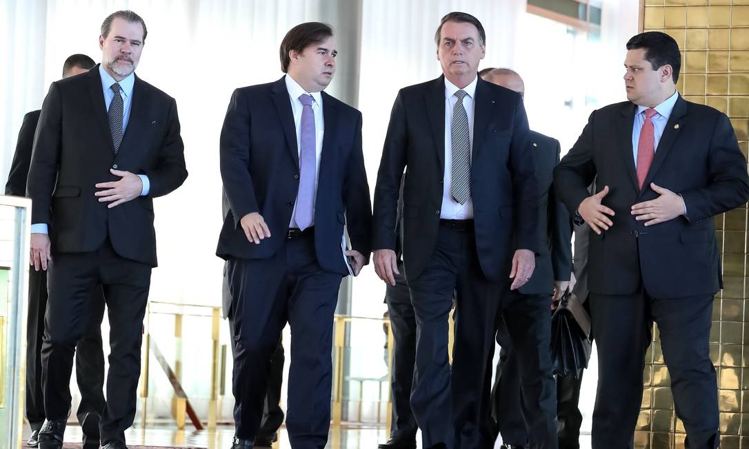 Bolsonaro se reúne com com o presidente do Supremo, Dias Toffoli, e o presidente da Câmara dos Deputados, Rodrigo Maia Foto: MARCOS CORREA / AFP