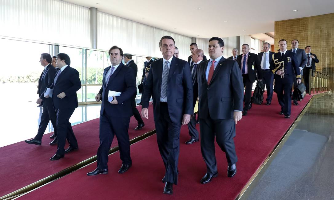 Chefe do Executivo, Jair Bolsonaro caminha ao lado dos presidentes da Câmara, Rodrigo Maia, e do Senado, Davi Alcolumbre Foto: MARCOS CORREA 28-05-2019 / AFP