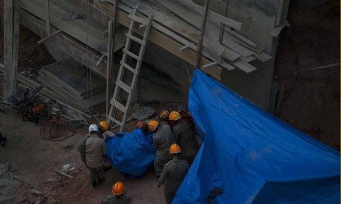 
Desabamento em obra de construção de um edifício comercial na Ilha do Governador causou a morte de um operário, em maio de 2019
Foto:
/
Guito Moreto / Agência O Globo

