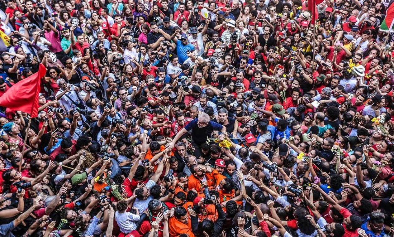 Em São Bernardo do Campo, Lula é carregado por apoiadores depois da missa no Sindicato dos Metalurgicos do ABC e antes de seguir para a Polícia Federal para se entregar Foto: Paulo Pinto / Fotos Públicas