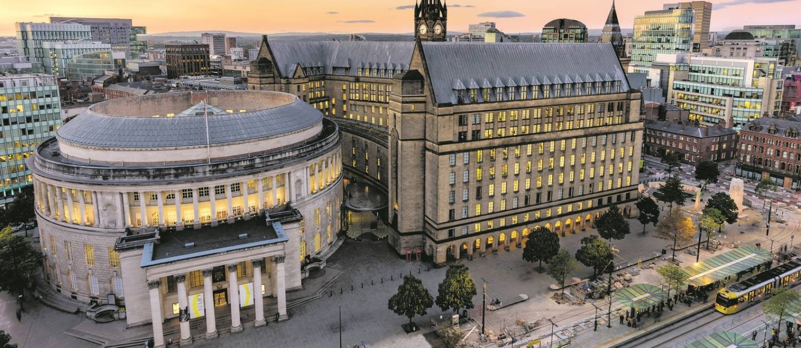 A Biblioteca Central e a prefeitura, dois dos prédios mais bonitos do elegante centro de Manchester, na Inglaterra Foto: Richard John Jones / Visit Britain / Divulgação