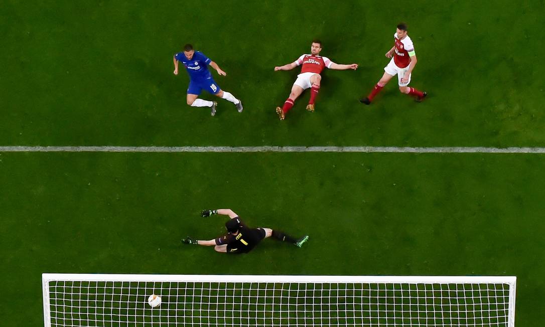 Hazard marca o último gol na vitória do Chelsea sobre o Arsenal na final da Liga Europa Foto: KIRILL KUDRYAVTSEV / AFP