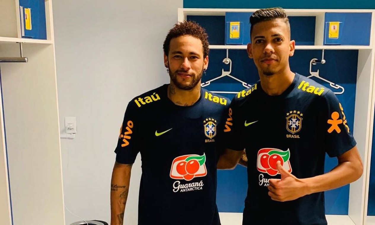 Weverton Guilherme posa ao lado de Neymar no vestiário da Granja Comary, em Teresópolis Foto: Reprodução / Instagram