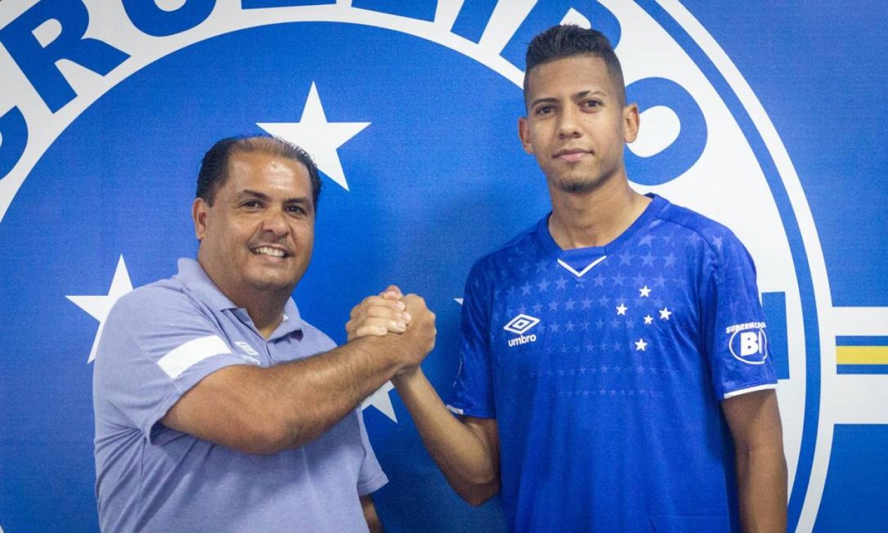 Amarildo Ribeiro (diretor de base do Cruzeiro) com Weverton Foto: Gustavo Aleixo / Cruzeiro