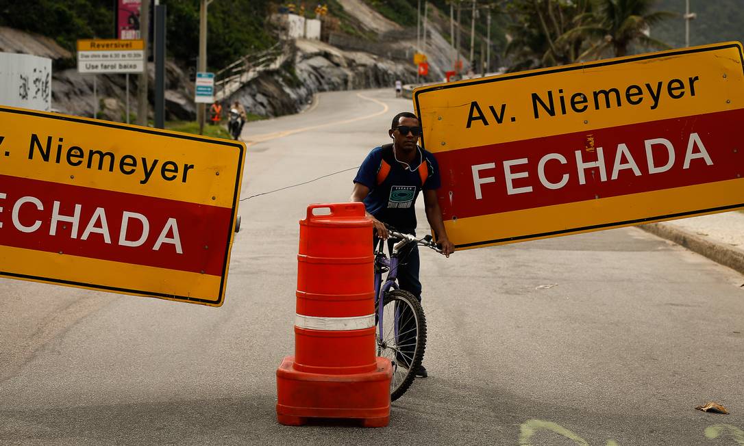 Ciclista passa por bloqueio na Avenida Niemeyer
em 29/05/2019 Foto: Pablo Jacob / Agência O Globo