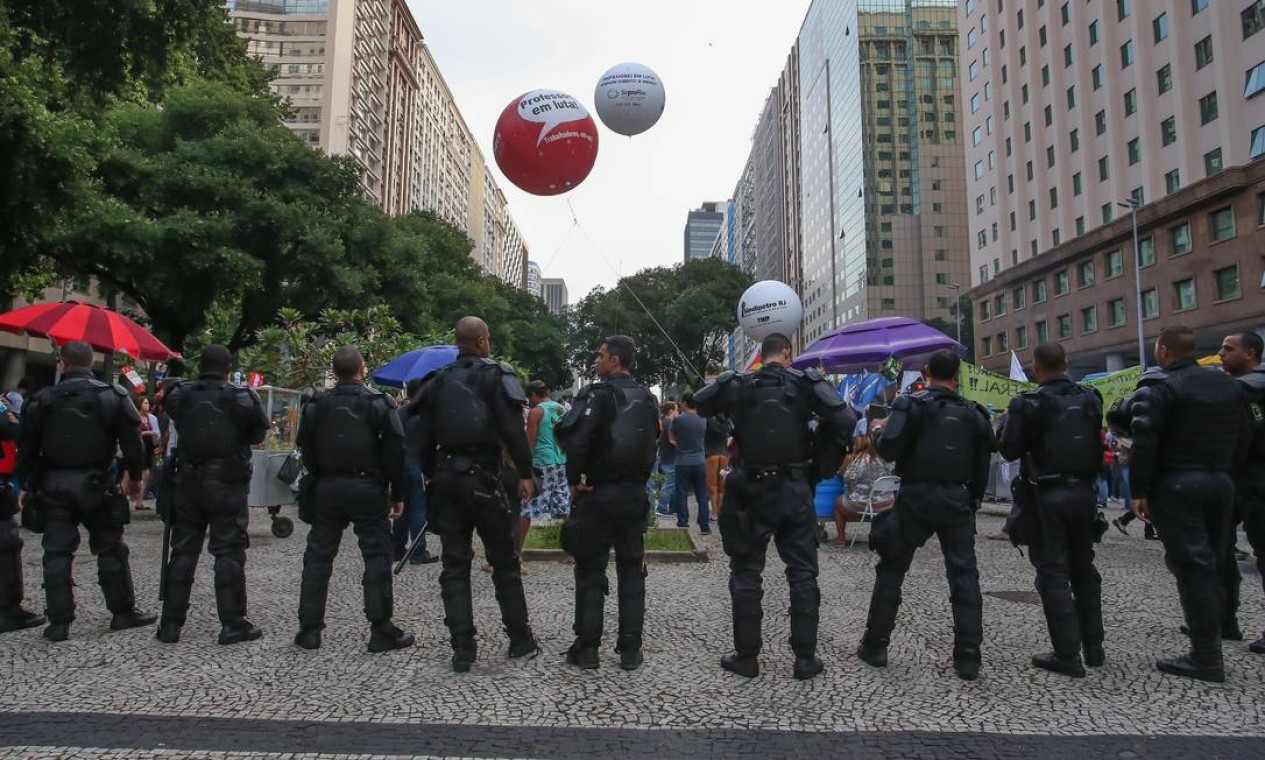 Policiais acompanham manifestação de estudantes e professores durante concentração na Candelária Foto: Marcelo Regua / Agência O Globo