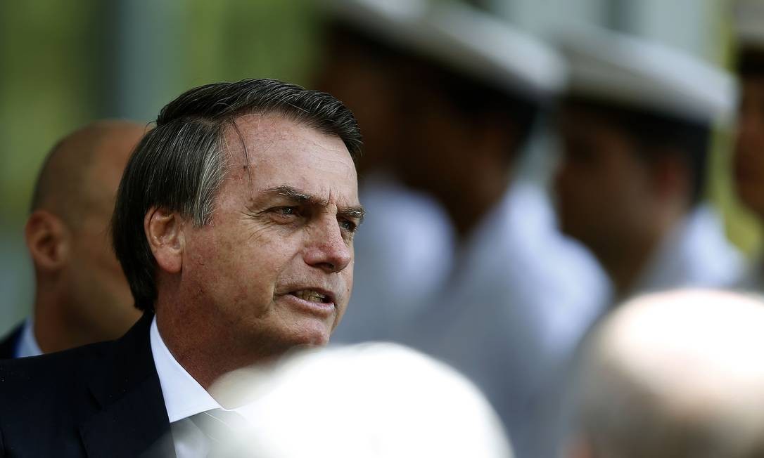 O presidente Jair Bolsonaro fala com a imprensa apÃ³s sair de uma visita ao MinistÃ©rio da Marinha Foto: Jorge William 29-05-2019 / AgÃªncia O Globo