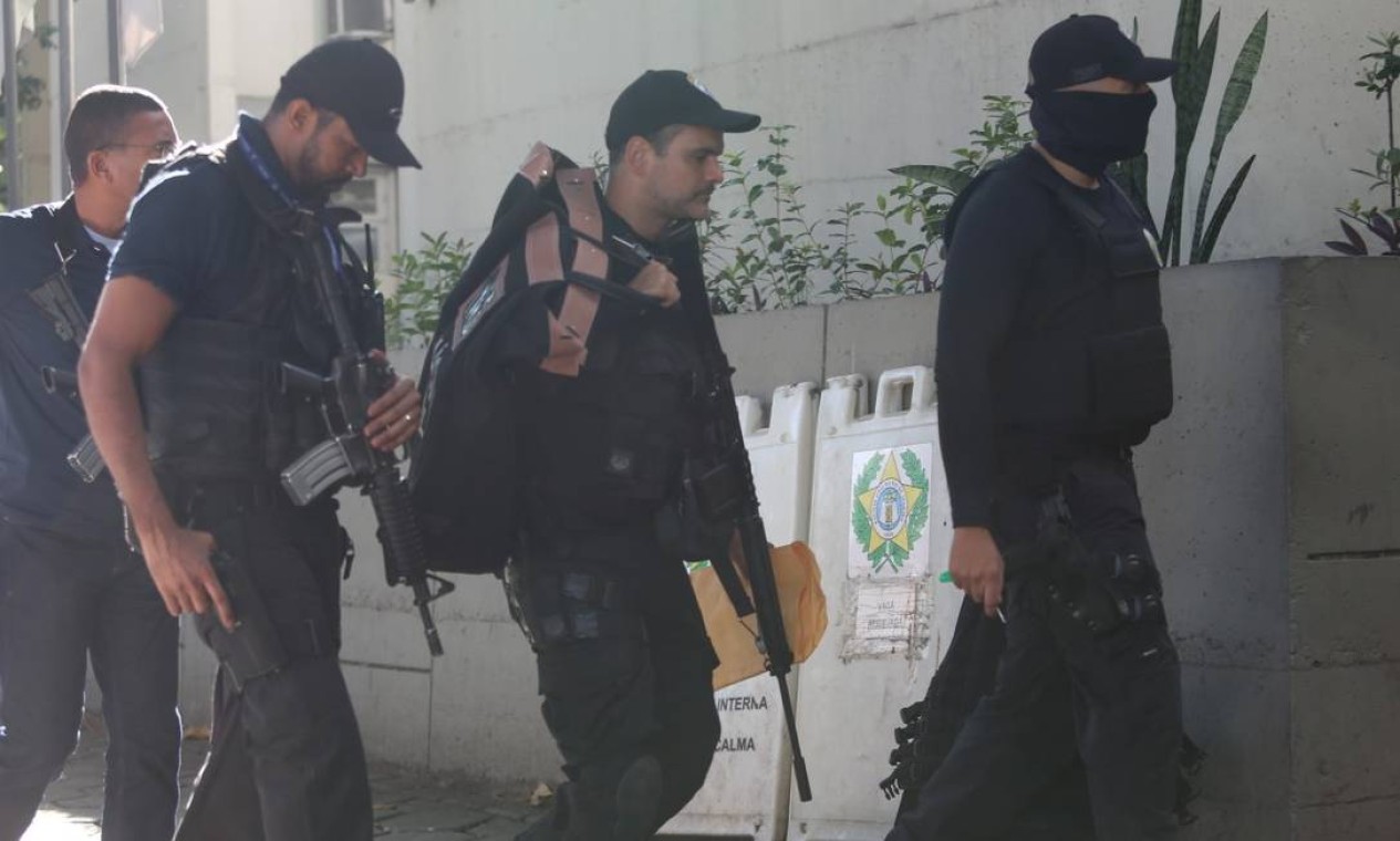 Policiais levam material apreendido na operação para a delegacia Foto: Fabiano Rocha / Agência O Globo