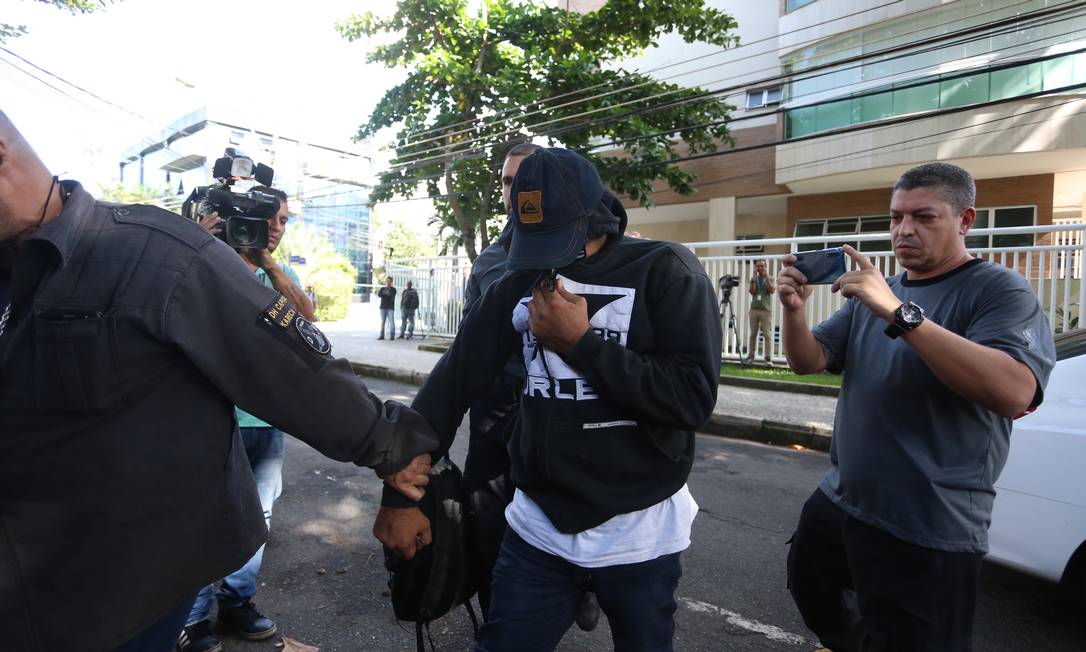 O PM Ferreirinha negocia sua rendição à Polícia Civil Foto: Fabiano Rocha / Agência O Globo