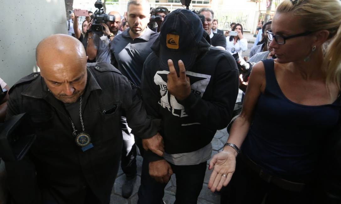 O PM Rodrigo Jorge Ferreira, o Ferreirinha negocia sua rendição e é preso Foto: Fabiano Rocha / Agência O Globo