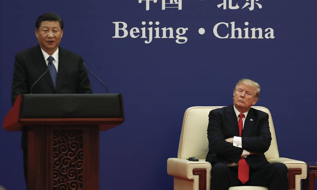 Presidente dos EUA, Donald Trump, ouve discurso do presidente da China, Xi Jinping, durante evento em Pequim Foto: Andy Wong / AP