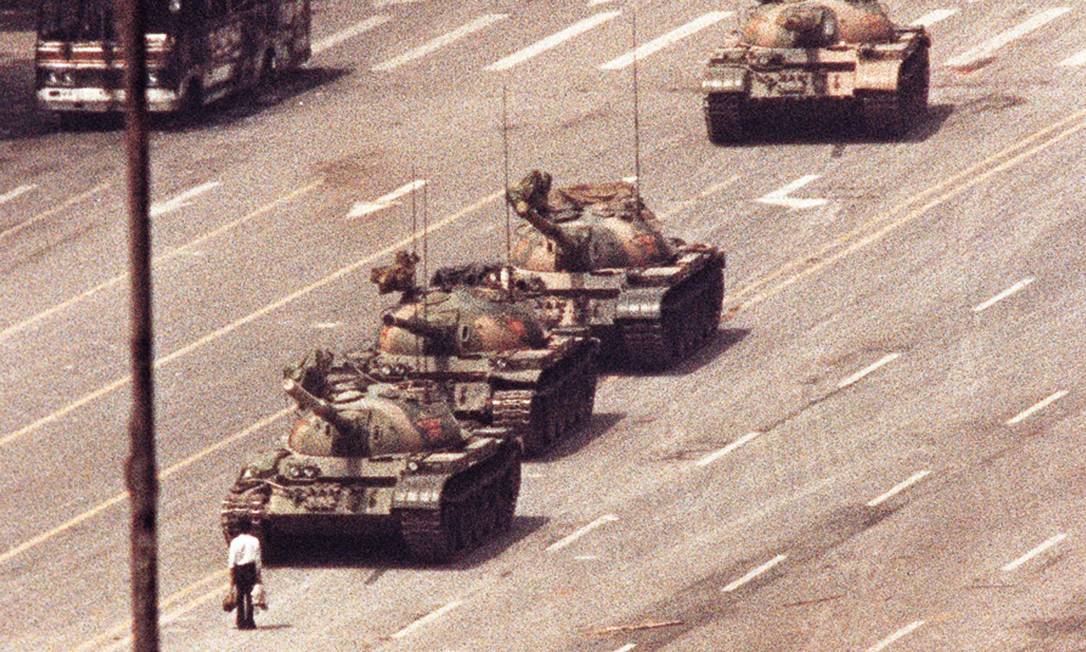 Virou histórica a imagem de um homem, identificado por alguns meios de comunicação como o universitário Wang Weillin, de 19 anos, que tentou parar um comboio de tanques na Avenida da Paz Eterna, na Praça da Paz Celestial (Tiananmen), em Pequim, em 5 de junho de 1989. Sua identidade nunca foi confirmada Foto: Arthur Tsang / Agência O Globo
