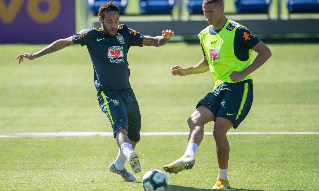 Neymar e Richarlison são destaques do encontro de gerações na seleção brasileira Foto: MAURO PIMENTEL / AFP