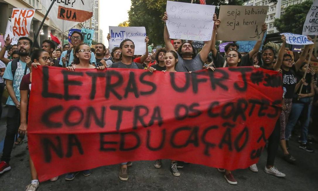 Educação: Repercussão de atos contra cortes girou entorno de políticos Foto: Marcelo Régua / Agência O Globo