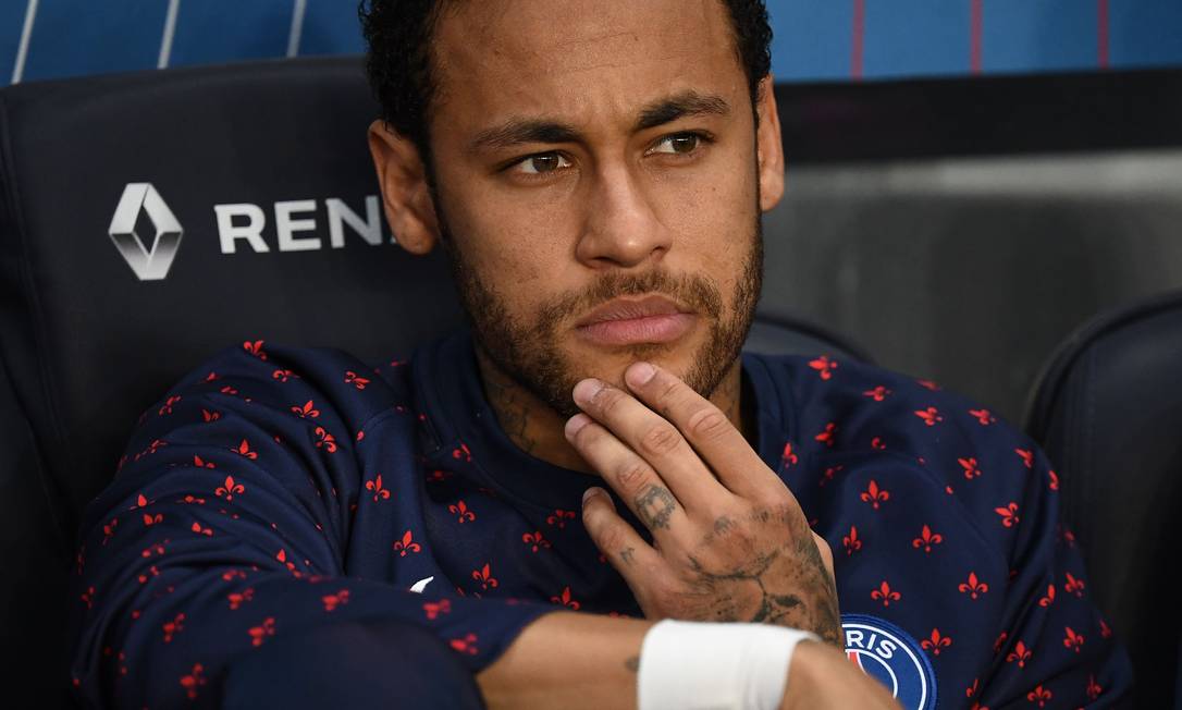Atacante da seleção brasileira, Neymar observa jogo do Paris Saint-German contra o Monaco, em Paris Foto: ANNE-CHRISTINE POUJOULAT 21-04-2019 / AFP