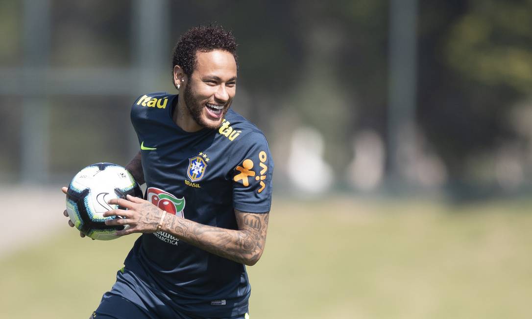 Neymar sorri em treino da seleção no sábado, na Granja Comary Foto: Lucas Figueiredo/CBF