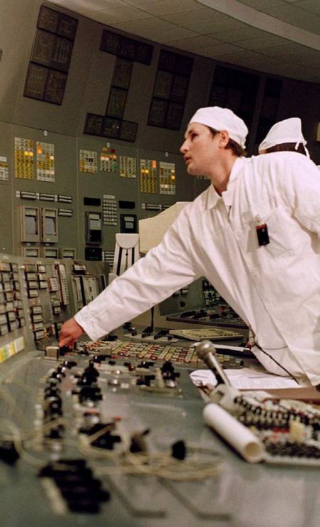 O engenheiro chefe de Chernobyl, Sergey Bashtovoi, desliga o terceiro reator da usina em 15 de dezembro de 2000. O terceiro reator foi o último a ser desligado e encerrou definitivamente o funcionamento da usina nuclear, quatorze anos após o acidente no reator 4 em 1986 Foto: Kostantin Diordiev / AFP PHOTO