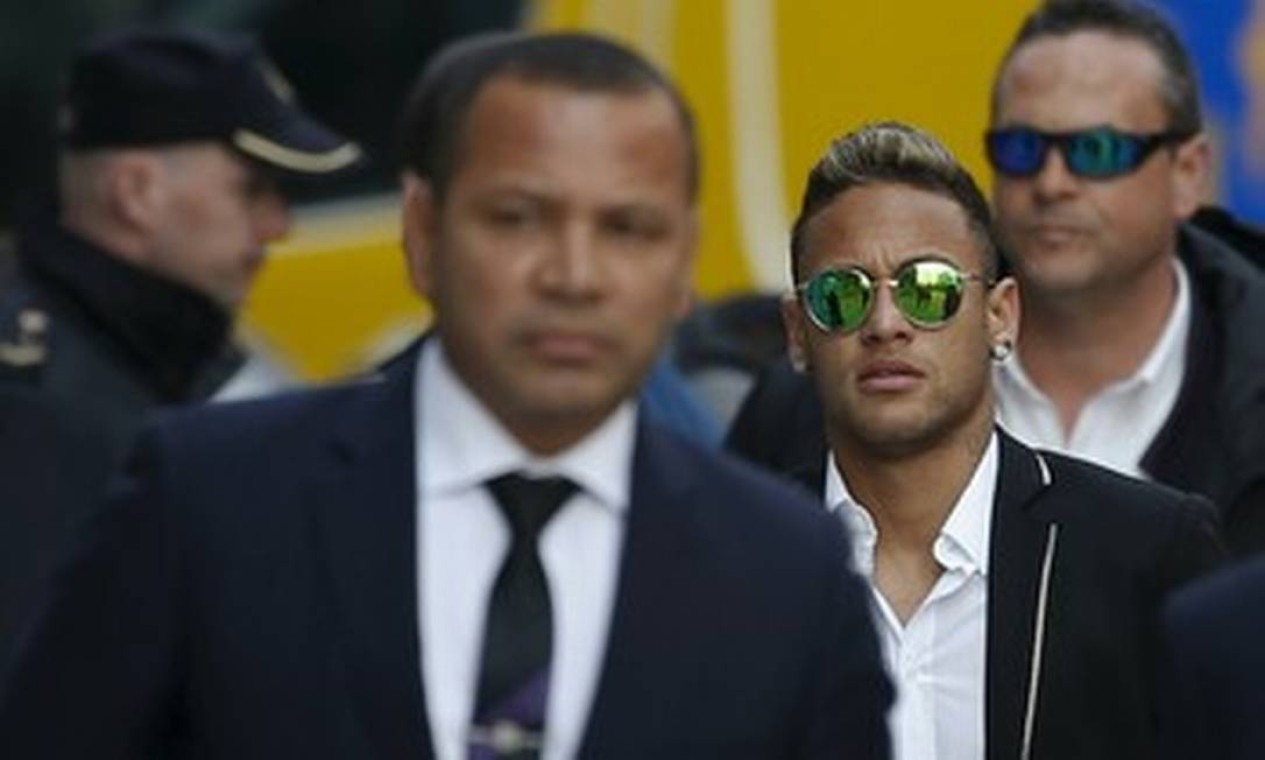 Neymar e seu pai têm parte dos bens bloqueados por fraude fiscal na Espanha entre 2011 e 2013. Em 2017, eles chegaram a um acordo para pagar ao fisco do país cerca de R$ 8 milhões Foto: Reprodução