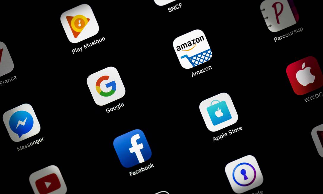 Logotipos de Google, Facebook, Amazon e Apple num smartphone: na berlinda. Foto: LIONEL BONAVENTURE / AFP