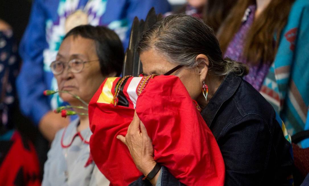 Indígena canadense abraça a cópia do informe que revela o assassinato de mulheres Foto: ANDREW MEADE / AFP