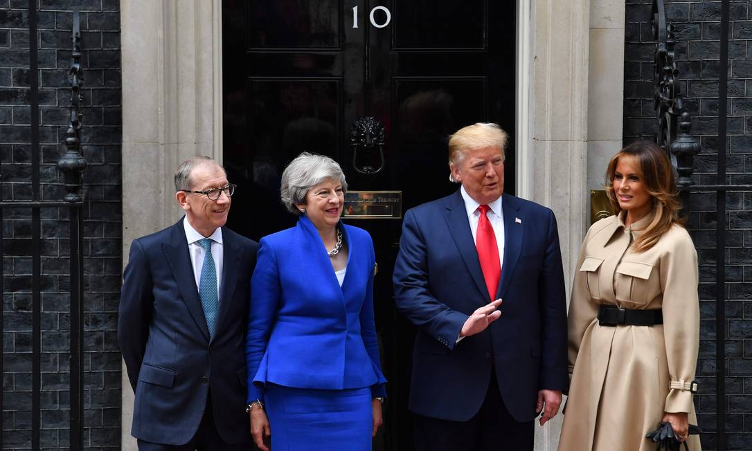 Donald Trump e Theresa May, na frente da residência oficial da primeira-ministra britânica Foto: BEN STANSALL / AFP