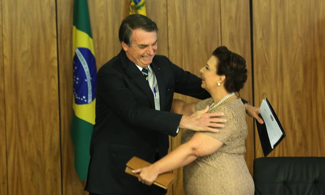 Jair Bolsonaro recebe as credenciais de Maria Teresa Belandria,
representante no Brasil de Juan Guaidó.
Foto: Jorge William / Agência O Globo