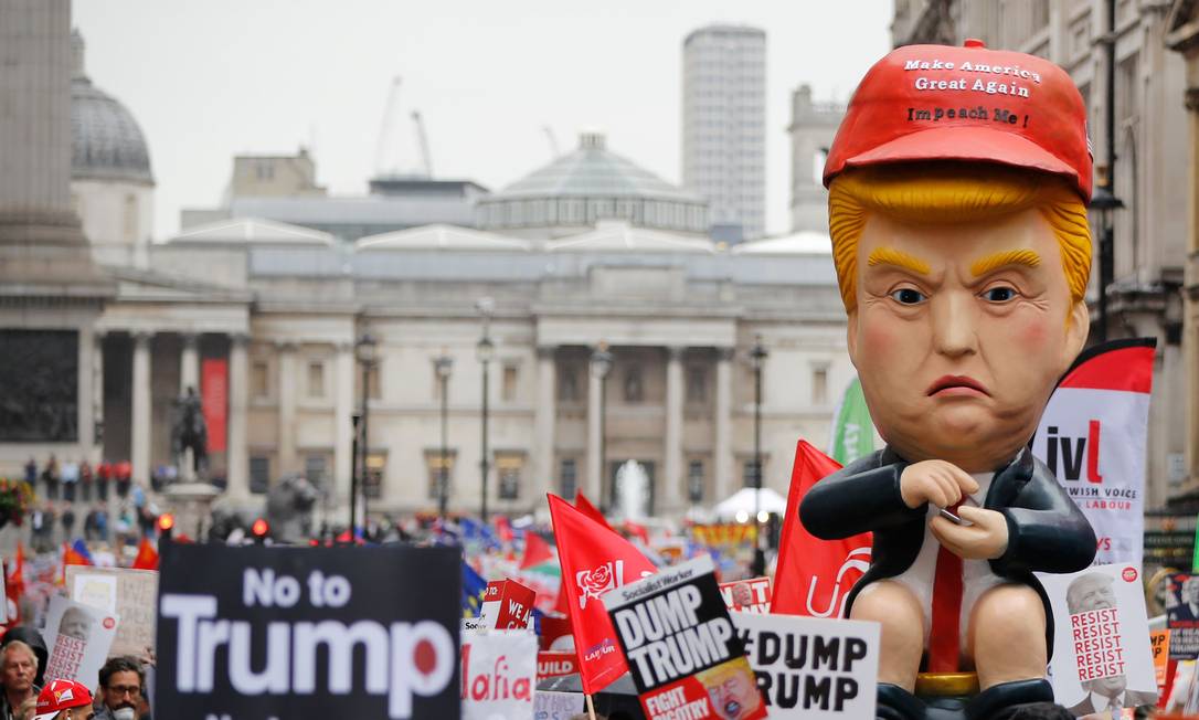 Milhares protestam em Londres e estreiam novo boneco de Trump - Jornal O Globo
