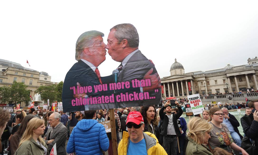 Cartaz mostra imagem de Donald Trump e Nigel Farage, líder do Partido Brexit, se beijando Foto: ISABEL INFANTES / AFP