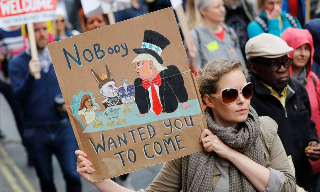 Demonstrators protest against the visit of US President Donald Trump along whitehall in London on June 4, 2019, on the second day of Trump's three-day State Visit to the UK. - US President Donald Trump turns from pomp and ceremony to politics and business on Tuesday as he meets Prime Minister Theresa May on the second day of a state visit expected to be accompanied by mass protests. (Photo by Tolga AKMEN / AFP) Foto: TOLGA AKMEN / AFP