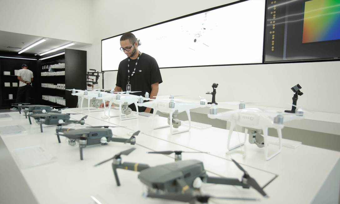 A DJI incluirá tecnologia para evitar colisões em todos os drones com mais de 250 gramas Foto: Brenno Carvalho / Agência O Globo