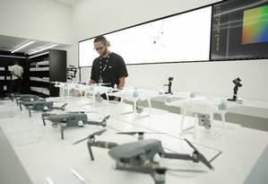 A DJI incluirá tecnologia para evitar colisões em todos os drones com mais de 250 gramas Foto: Brenno Carvalho / Agência O Globo