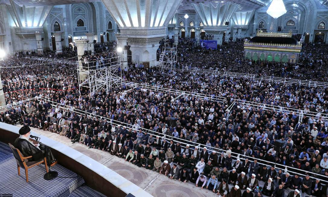 Multidão ouve discurso do líder supremo do Irã, aiatolá Ali Khamenei, durante cerimônia marcando os 30 anos da morte do fundador da República Islâmica, aiatolá Ruhollah Khomeini, em Teerã. Foto: Serviço de Imprensa de Ali Khamenei / REUTERS