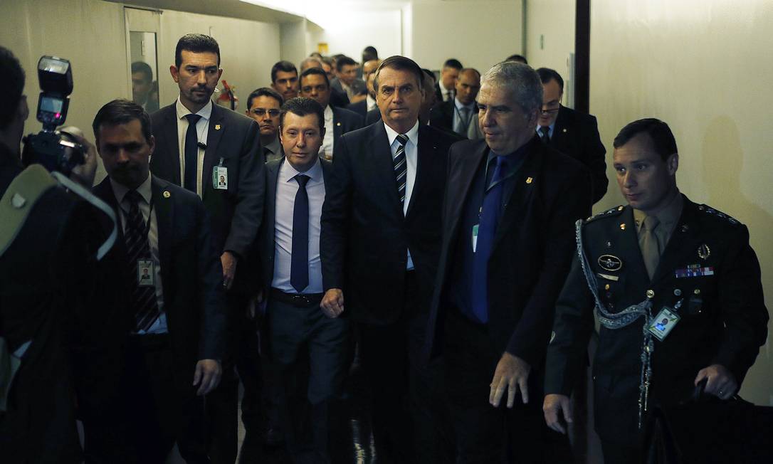 Bolsonaro chega na Câmara dos Deputados para entregar o projeto com mudanças nas regras de trânsito Foto: Jorge William / Agência O Globo