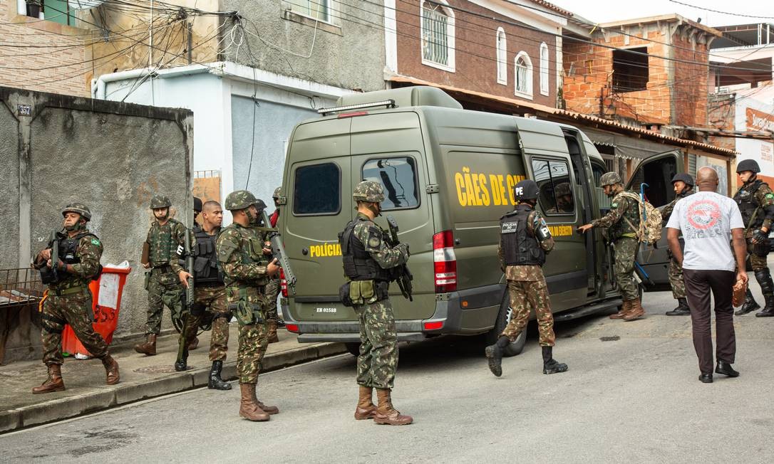 Militares do Exército fazem buscas para recuperar munição furtada em quartel da Brigada Paraquedista Foto: Brenno Carvalho / Agência O Globo