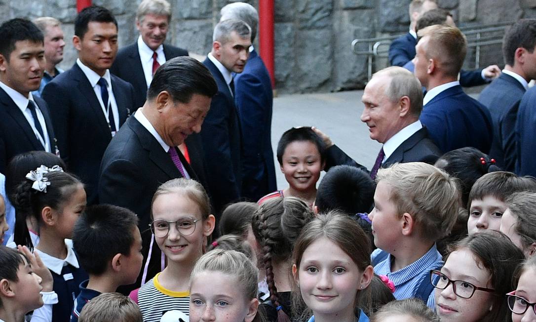 Os presidentes da Rússia, Vladimir Putin, e da China, Xi Jinping, participam de entrega de 2 ursos panda para o zoológico de Moscou. O governo chinês afirma que foi um presente para marcar a amizade entre os dois países, que em 2019 marcam 70 anos de relações diplomáticas Foto: Agência Sputnik / REUTERS