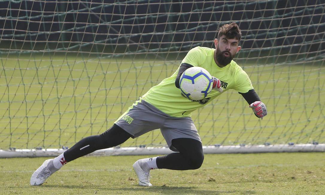 Em campo na última vitória vascaína, Fernando Miguel pode voltar contra