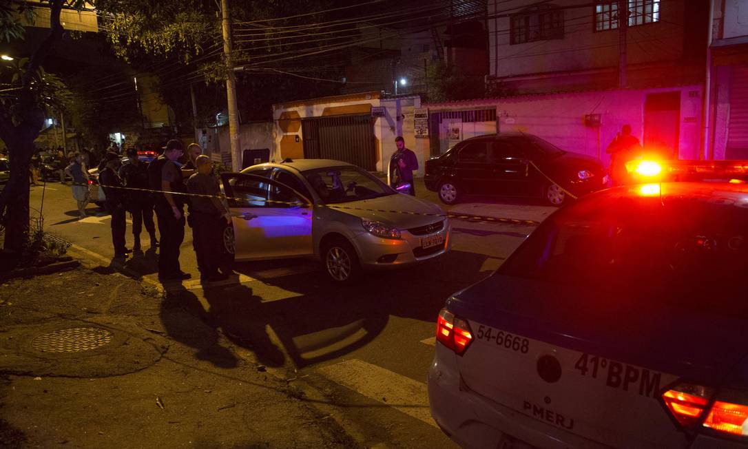 Tentativa de assalto terminou com o assassinato do motorista no Rio Foto: Guito Moreto / Agência O Globo - 24/10/2017 