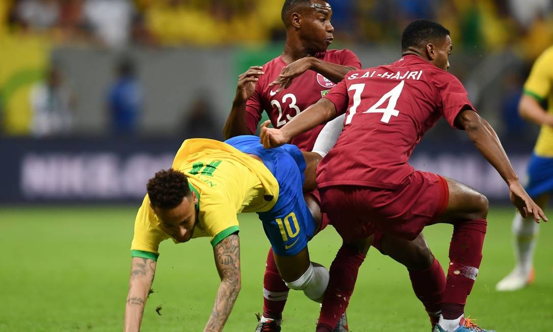 O atacante Neymar, em disputa de bola com Assimmed e Salem Alhajri do Catar, no amistoso em Brasília Foto: EVARISTO SA / AFP
