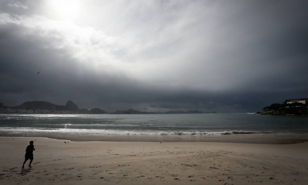 Nuvens trazidas por frente fria mudam a paisagem da Praia de Copacabana Foto: Pablo Jacob / Agência O Globo