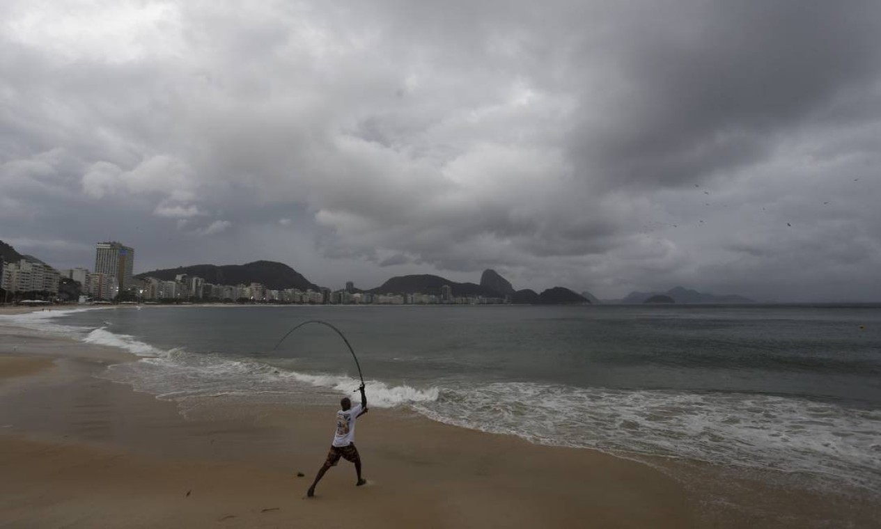Mau tempo não atrapalha pescaria em Copacabana Foto: Marcelo Theobald / Agência O Globo