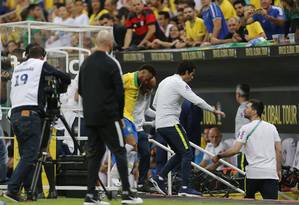 Neymar é amparado a caminho do vestiário do Mané Garrincha Foto: Jorge William