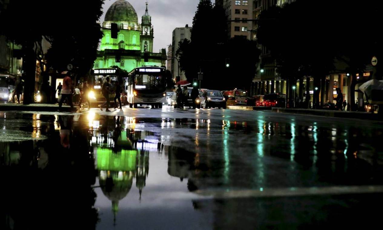 A Candelária é refletida na pista molhada da Avenida Presidente Vargas Foto: Marcelo Theobald / Agência O Globo
