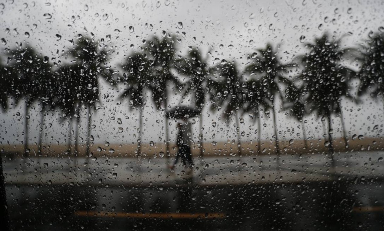 Um passeio sob chuva no calçadão de Copacabana Foto: Domingos Peixoto / Agência O Globo