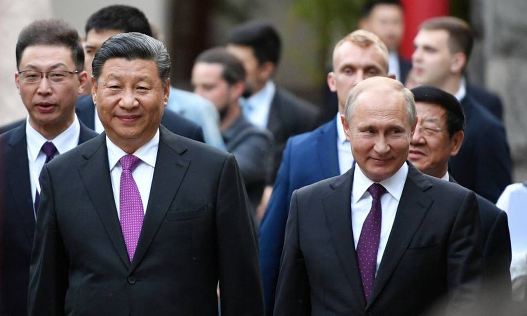 Vladimir Putin e Xi Jinping, em visita ao zoológico de Moscou Foto: ALEXANDRE VILF/ SPUTNIK / REUTERS/ 05-06-2019