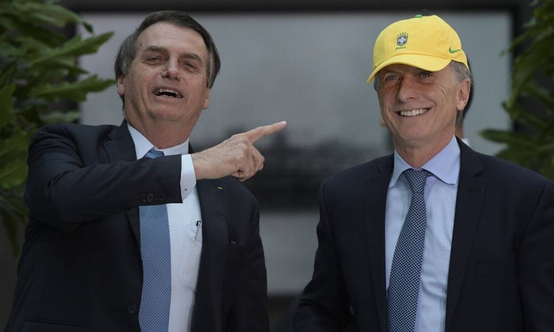 Macri veste um boné da seleção brasileira ao receber Bolsonaro; foi a primeira visita do brasileiro à Argentina, e o terceiro encontro entre os dois presidentes Foto: JUAN MABROMATA / AFP