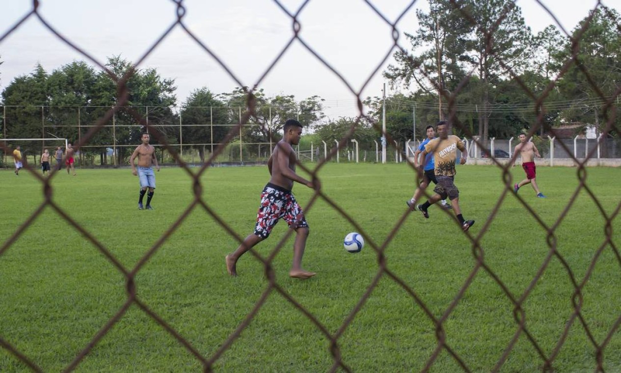 Na Fazenda da Esperança, em Guaratingueta (SP), homens em tratamento jogam bola depois do trabalho Foto: Edilson Dantas / Agência O Globo