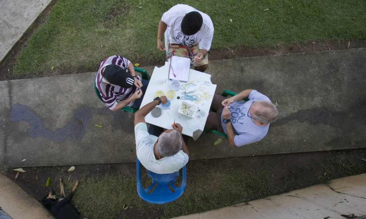 Pacientes em recuperação confeccionam terços em comunidade terapêutica em Guaratingueta, São Paulo Foto: Edilson Dantas / Agência O Globo