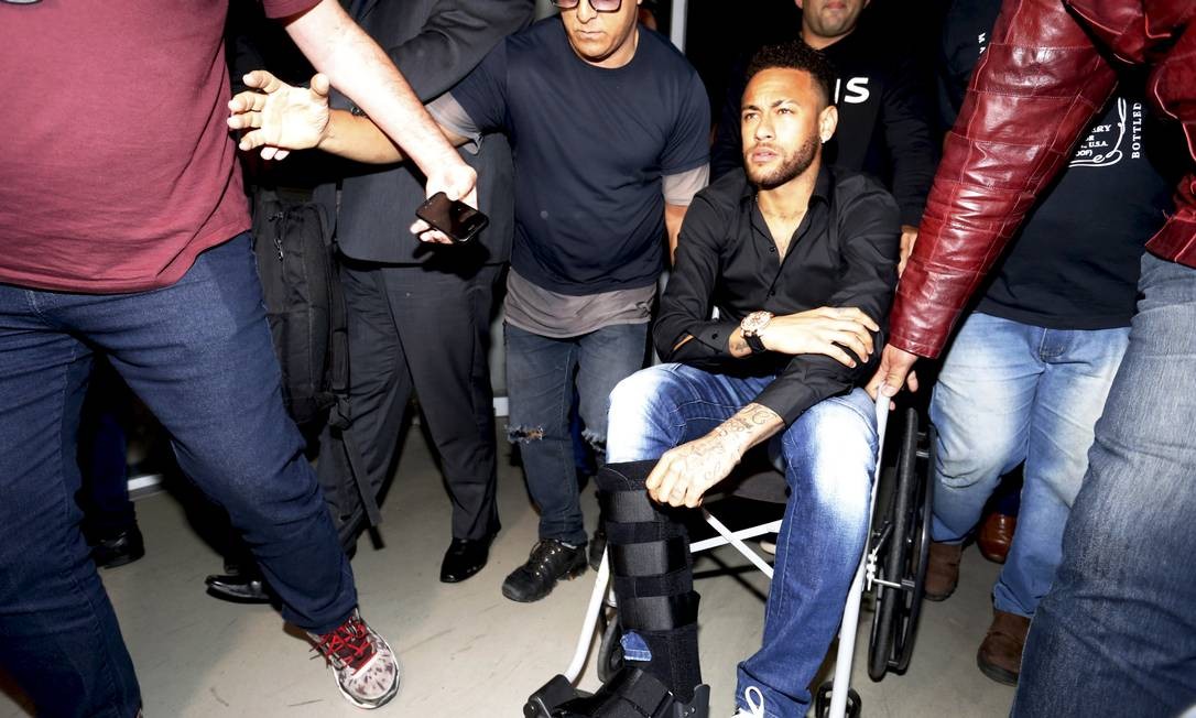Em cadeira de rodas, Neymar Ã© levado para depoimento Foto: MARCELO THEOBALD